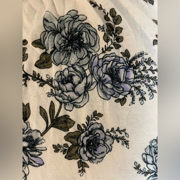 American Eagle tank top with a floral design. Size small - Picture 4 of 5